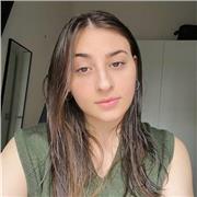 Profesora nativa especializada en educación, con enfoque en enseñar a través del juego y el arte